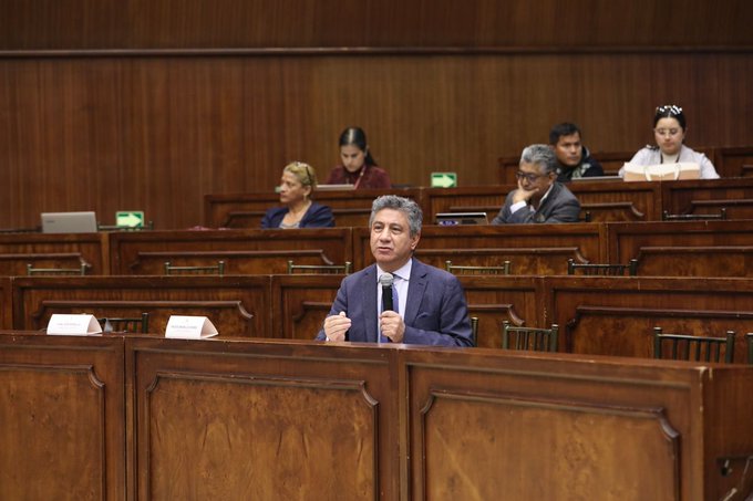 AUTORIDAD. Fausto Murillo, vocal de la Judicatura, se defiende en la Comisión de Fiscalización.