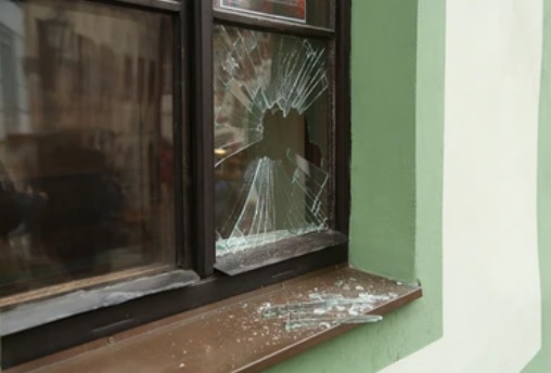 Temor. El delincuente lanzó una piedra y rompió el cristal de la ventana de la familia afectada.
