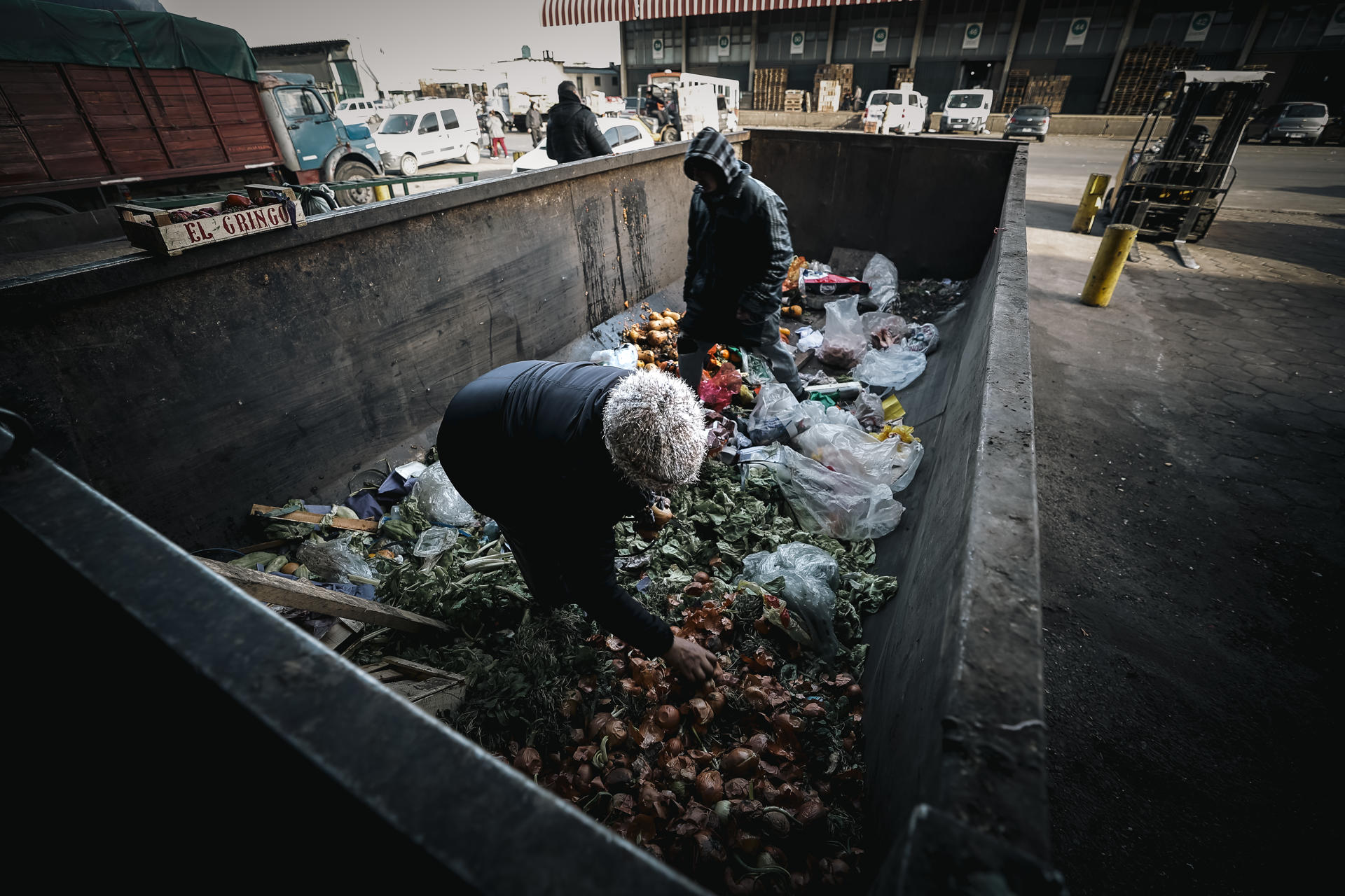 Situación. Fotografía de archivo de EFE, en la que un par de personas buscan comida, entre un contenedor de residuos en un barrio de la periferia de Buenos Aires (Argentina).