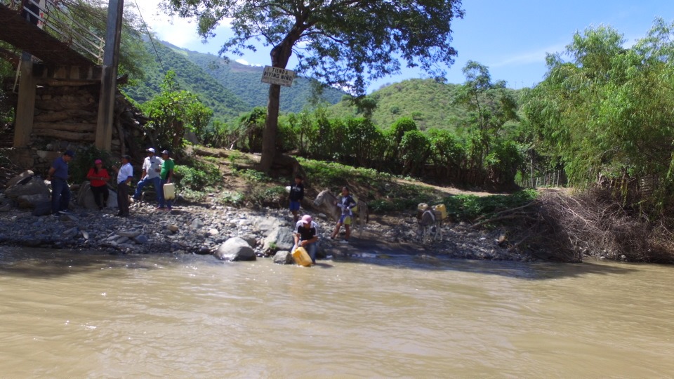 PROBLEMA. Los habitantes de Lucarqui, Sozoranga, continúan enfrentando la difícil tarea de obtener agua potable, una lucha que espera soluciones urgentes por parte de las autoridades.