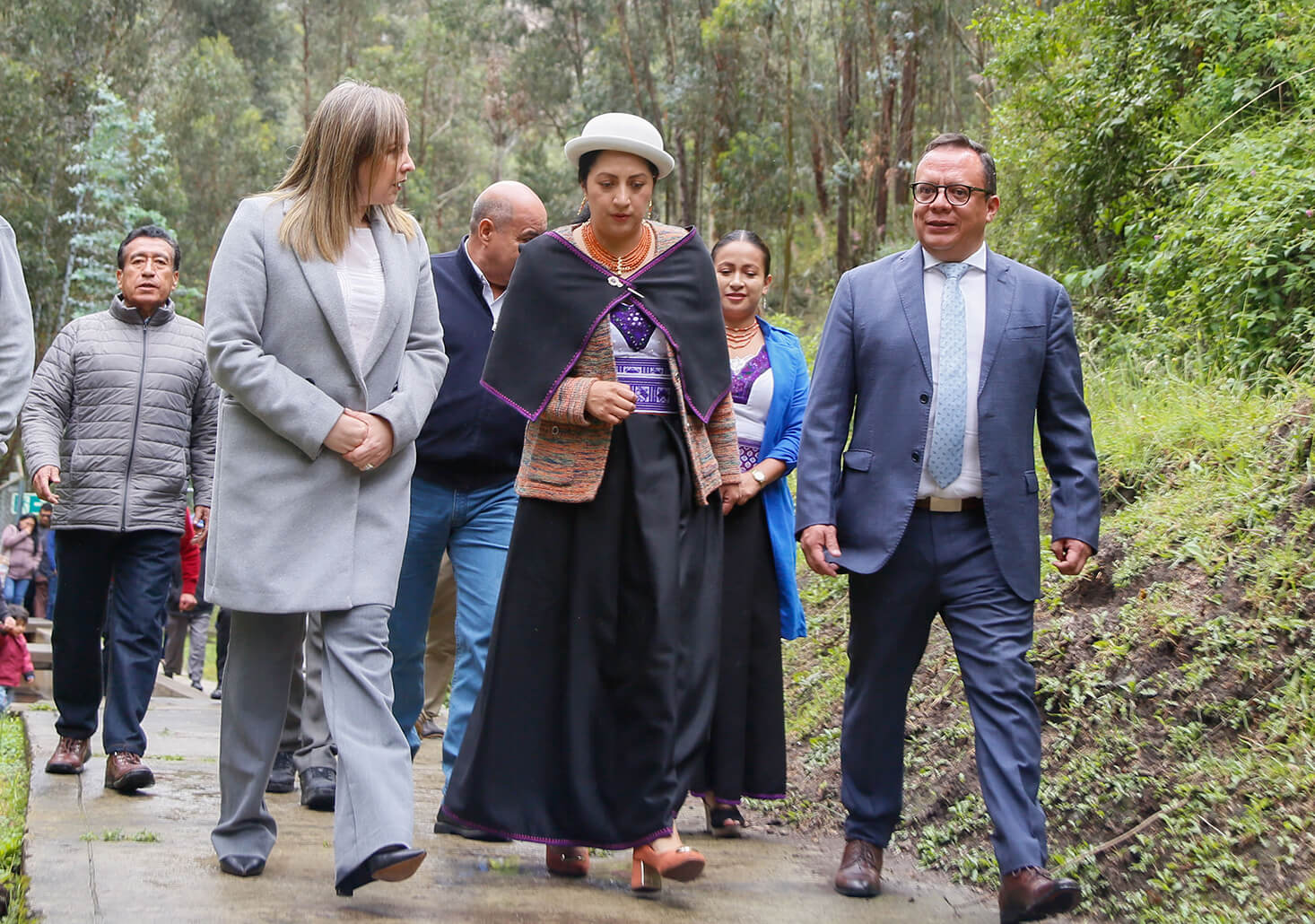 La alcaldesa Diana Caiza con otras autoridades visitaron la Planta Tilulum, desde donde inicia la captación.