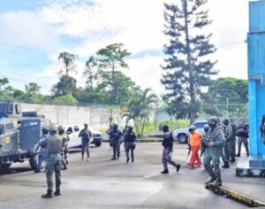 Tres reos trasladados a cárcel de Guayaquil