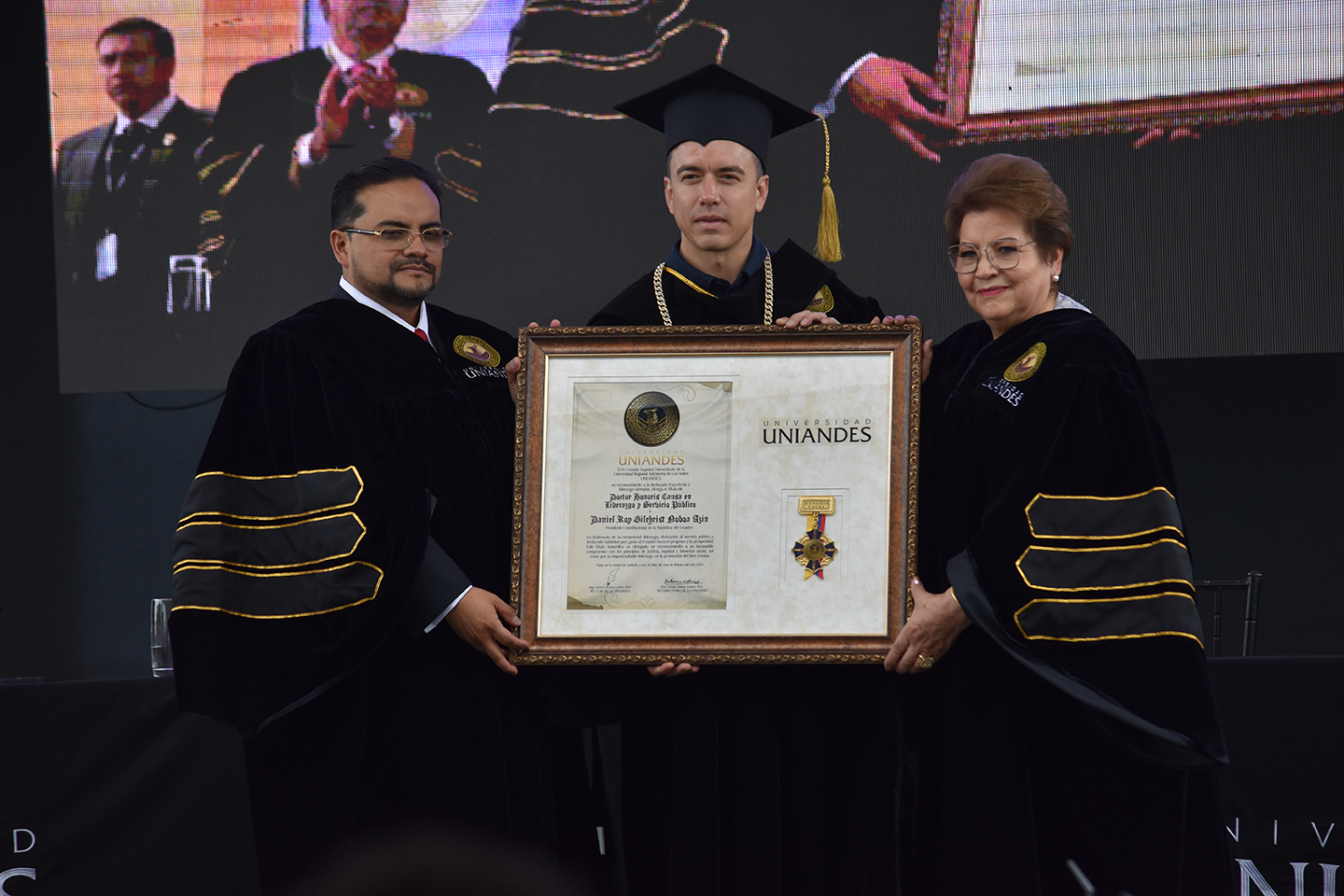 Autoridades de la Uniandes entregaron un doctorado honoris causa al Presidente.