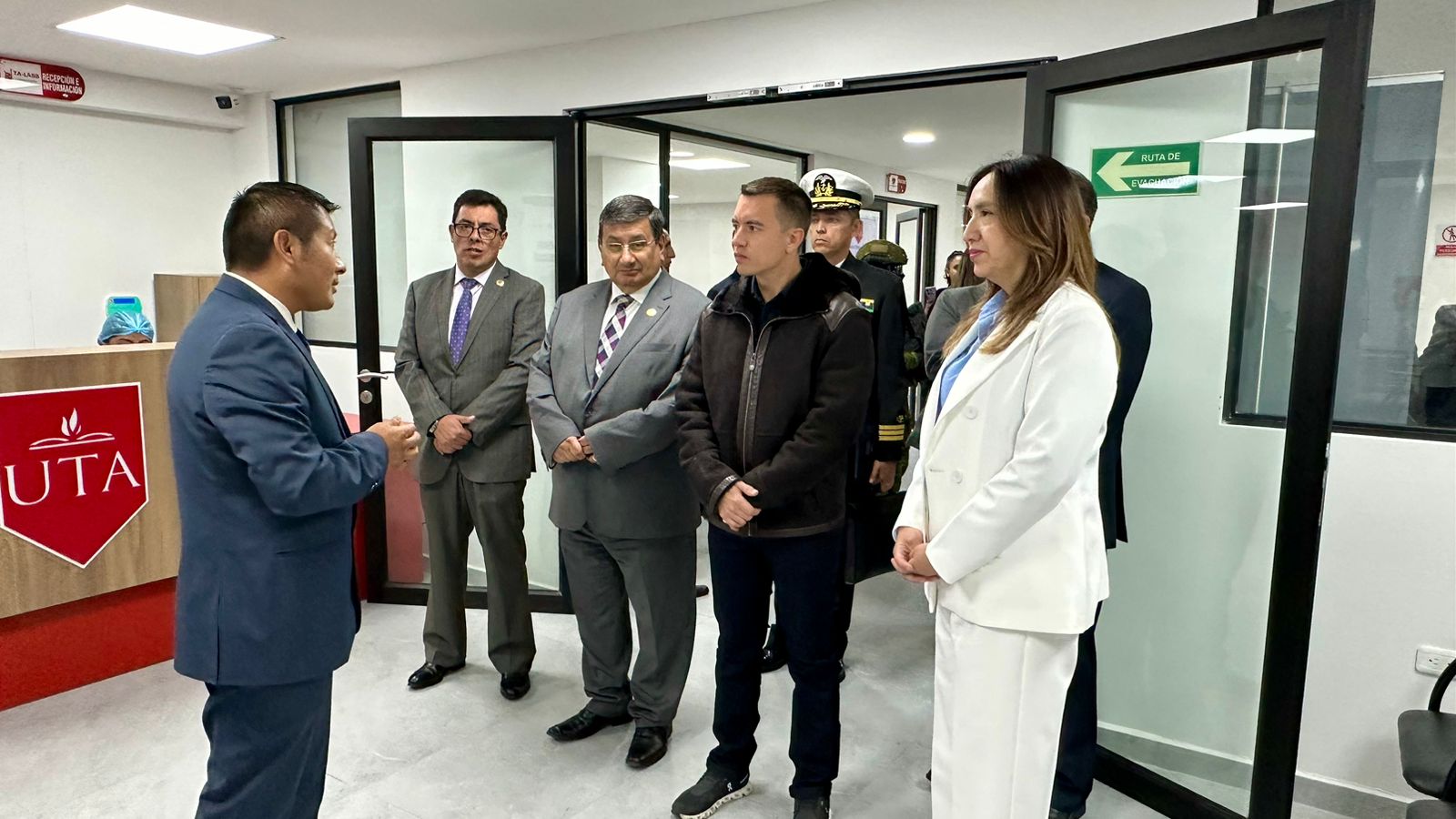 El presidente Noboa junto con autoridades de la UTA recorrieron el edificio.