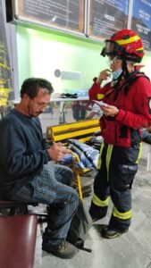 Quito: 12 personas están atrapadas en cinco cabinas del teleférico