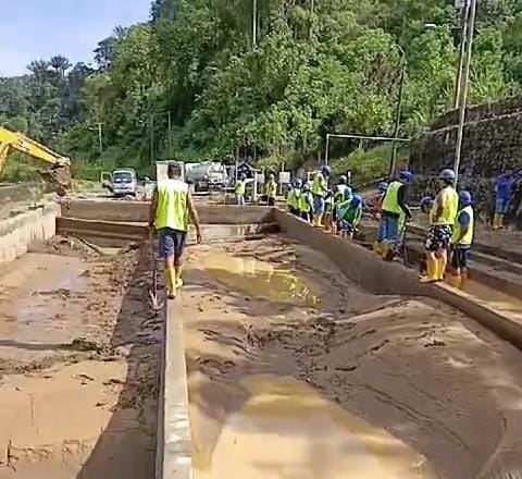 INTERRUPCIÓN. La subida del caudal en el río Lelia interrumpió la captación de agua.