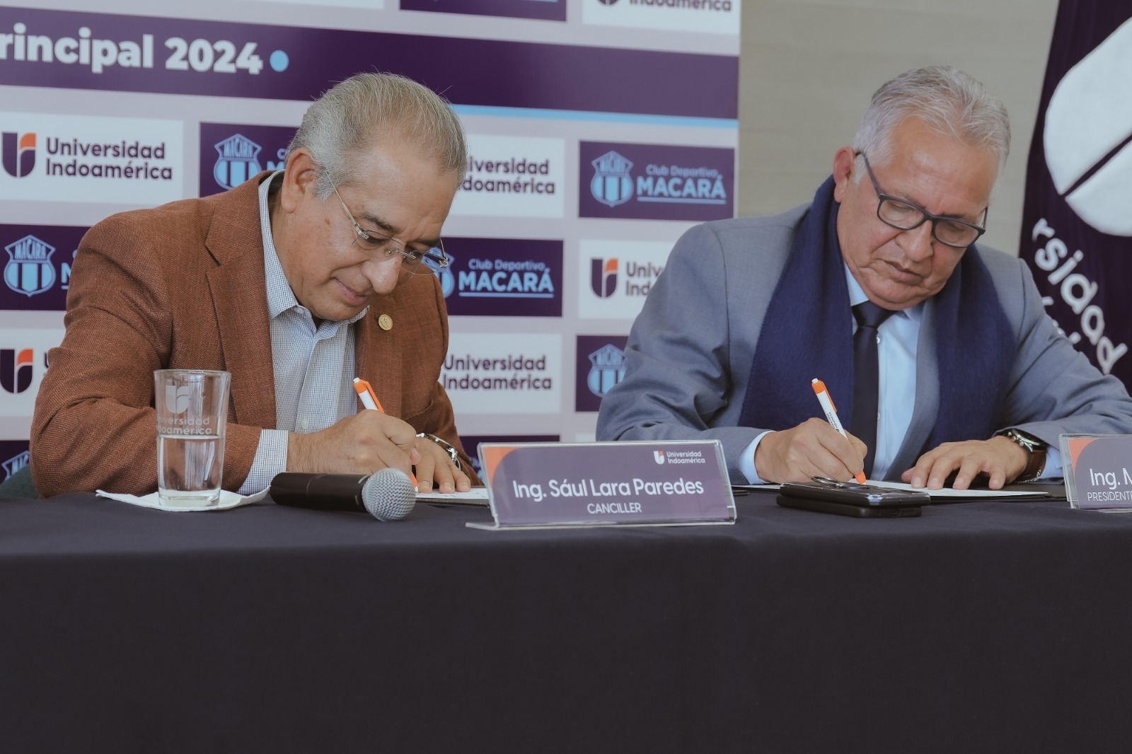La firma del convenio se dio entre Saúl Lara, canciller de la Universidad Indoamérica (izq.) y Miller Salazar, presidente de Macará (der.)