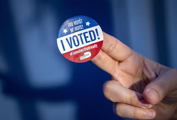 Democracia. Una persona muestra la calcomanía de ‘Yo voté’ después de ejercer su voto en EE.UU. EFE/Archivo