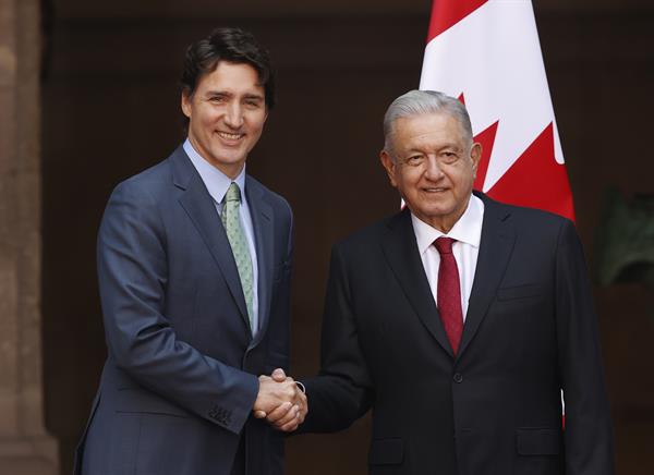 CITA. El presidente de México, Andrés Manuel López Obrador (d), junto al primer ministro de Canadá Justin Trudeau. EFE/Archivo