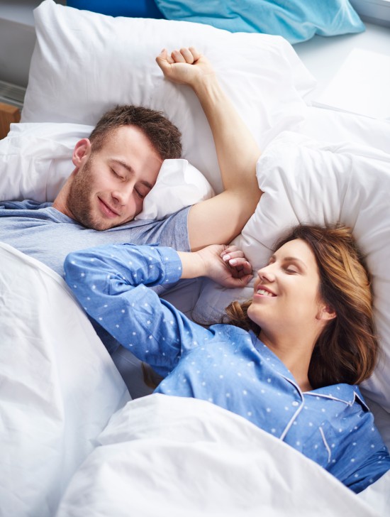 Dormir en pareja también parece favorecer el vínculo, la intimidad y el sentido de seguridad y protección.