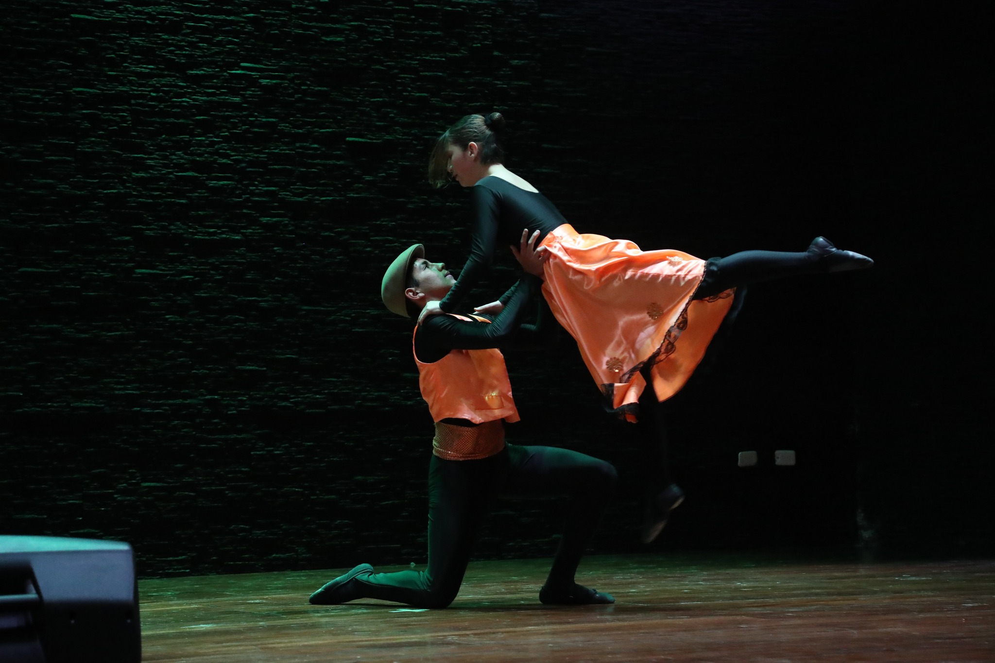 Niños, jóvenes y adultos pueden ser parte de la escuela de danza.