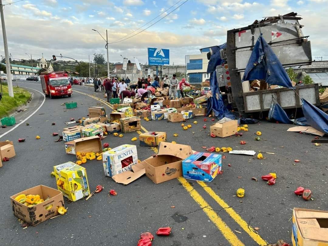 La mercadería quedó regada en el pavimento tras el accidente. (FOTO CORTESÍA: HERNÁN TIRADO)