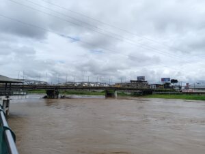 Posible desbordamiento del río Quevedo enciende las alarmas