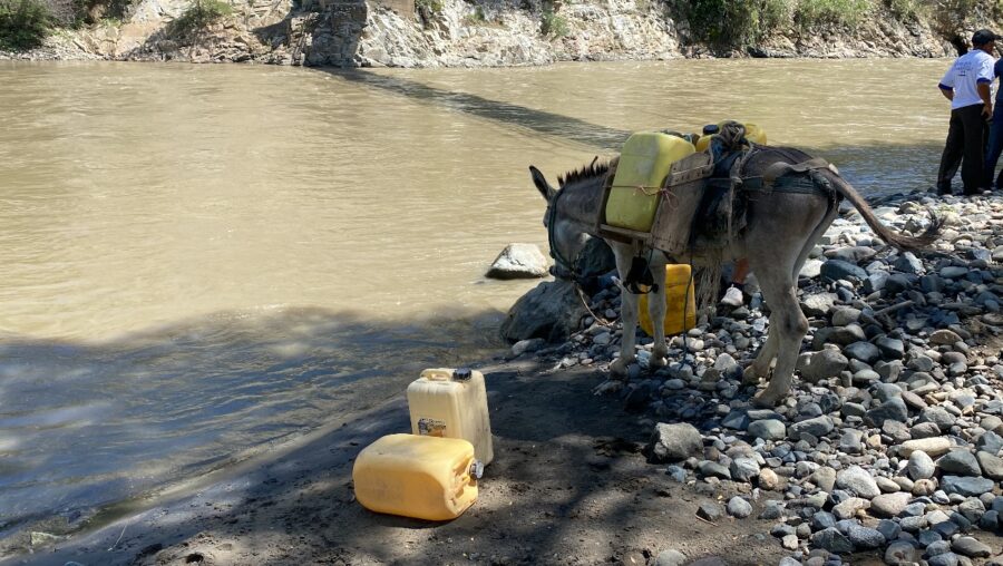 REALIDAD. Un burro cargado con bidones de agua, símbolo de la lucha diaria de Lucarqui por un recurso vital básico en pleno siglo XXI.