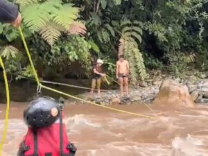 Turista atrapado por la creciente del río fue rescatado en Baños