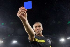La tarjeta azul ahora se utilizará en el fútbol ¿llegará al campeonato ecuatoriano?
