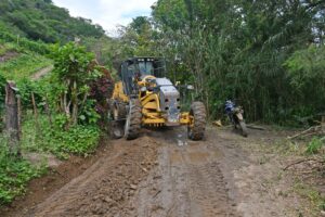 Realizan mantenimiento emergente en vías de El Tambo