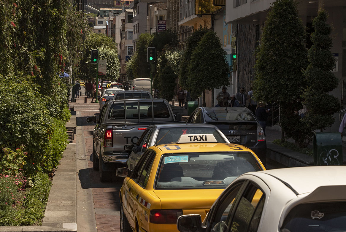 Esta es la realidad de las calles céntricas de Ambato, sobre todo en las horas pico.