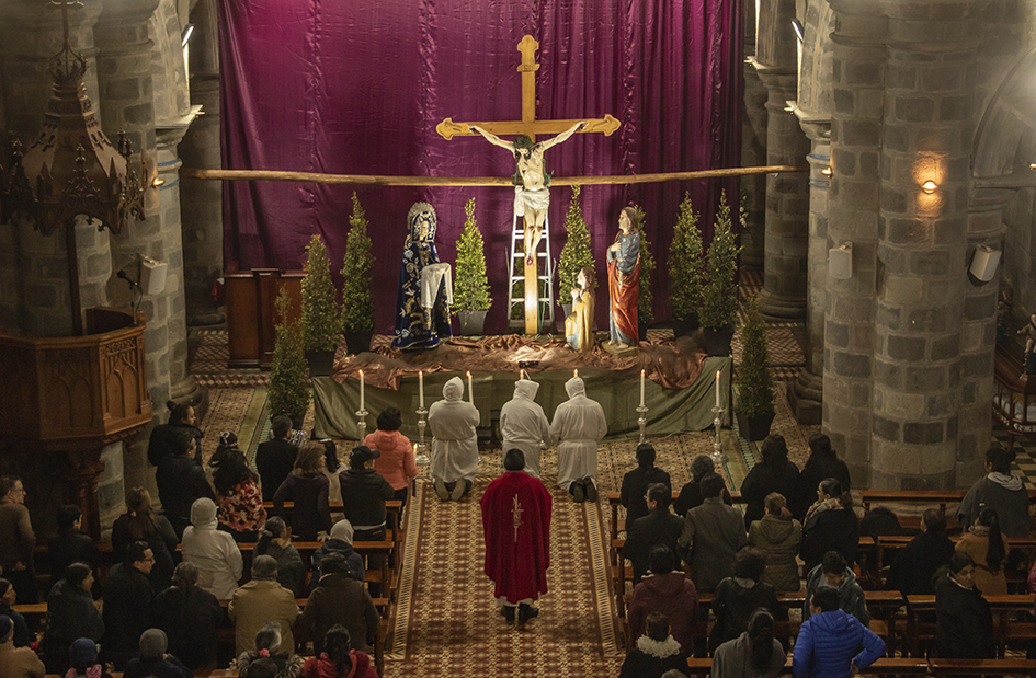 El sacerdote de la iglesia y los ‘Santos Varones’ se hincan ante la imagen de Cristo.