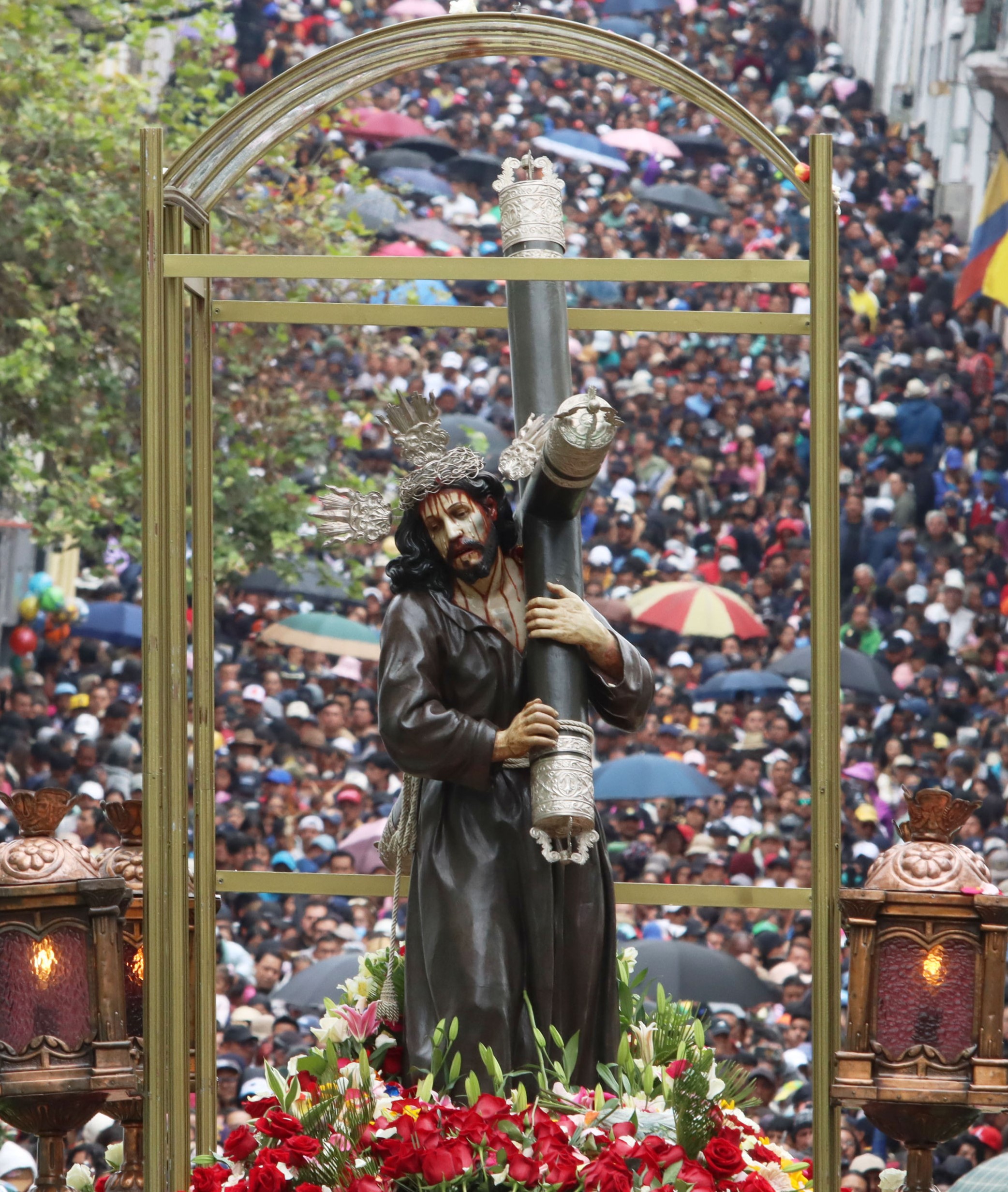 Fe. La procesión Jesús del Gran Poder convocó a decenas de miles de personas en las calles del Centro Histórico de Quito.
