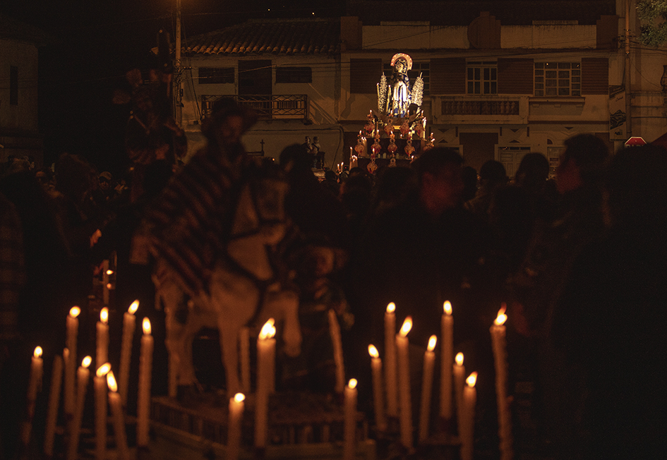 En el inicio de la procesión al frente la imagen de San Antonio y al fondo la Virgen de los Dolores.