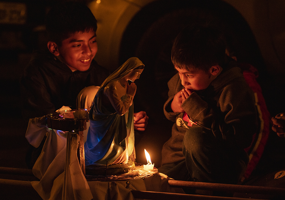 En el descanso dos niños vigilan las velas.