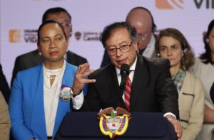 Petro pide detener a ‘Iván Mordisco’ tras sugerir el apoyo de las disidencias de las FARC a su campaña