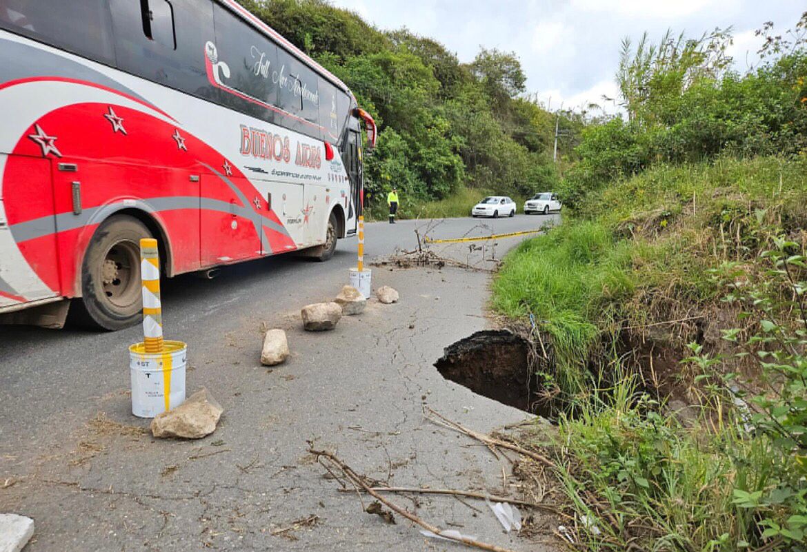 Daño. De a poco se ha ido carcomiendo el asfalto de la carretera que une a sectores de tres cantones de Imbabura.