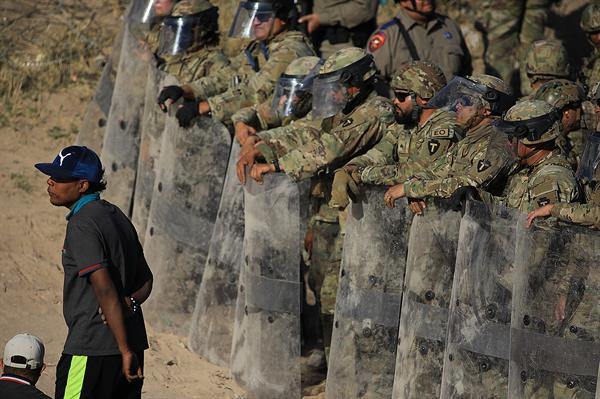 CRISIS. La Guardia Nacional estadounidense refuerza una entrada de migrantes en la frontera con México. EFE