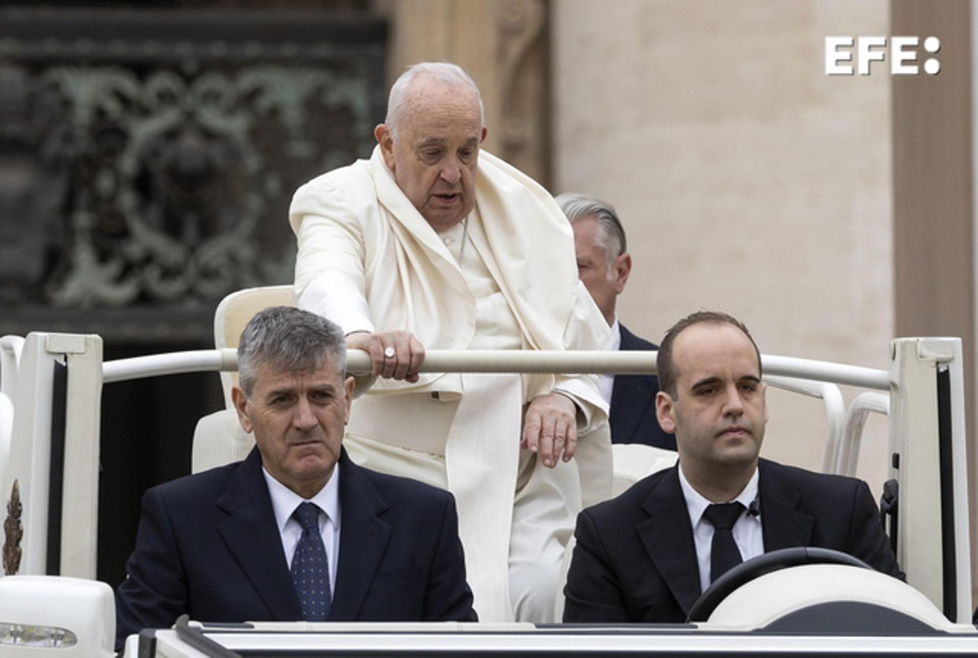 PONTÍFICE. El papa Francisco después de la misa del domingo de Pascua. EFE