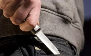 Hombre es atacado con un cuchillo para robarle la chompa en Ambato