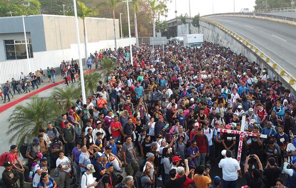 MARCHA. Miles de migrantes iniciaron su peregrinación en el sur de México.