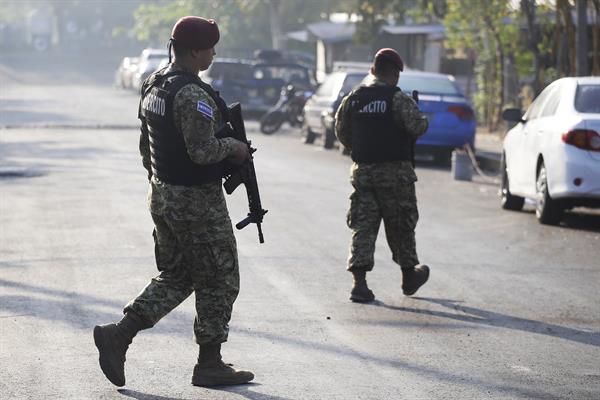 CONTROL. Soldados patrullan una calle del Reparto La Campanera, uno de los barrios que registraba mayor presencia de pandillas, en Soyapango (El Salvador). EFE