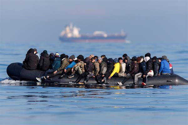 DESOLACIÓN. Inmigrante en un barco en el Mediterráneo. EFE