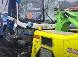 Conductor borracho choca a un bus de transporte urbano en Ambato
