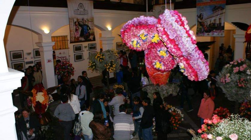 Arte. Alrededor de 30 personas trabajaron para el desarrollo de esta exhibición de alegorías florales. (Foto archivo)