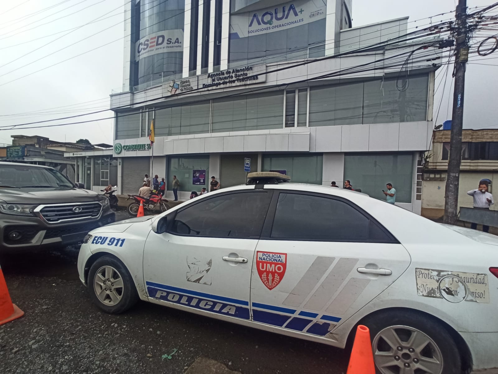 TRABAJO. La Policía Nacional y Fiscalía allanaron varias instituciones en Santo Domingo.