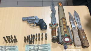 Encuentran armas y municiones en una vivienda en Cotacachi
