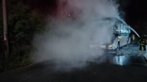 Incendio de un bus en avenida Simón Bolívar provocó alta congestión vehicular