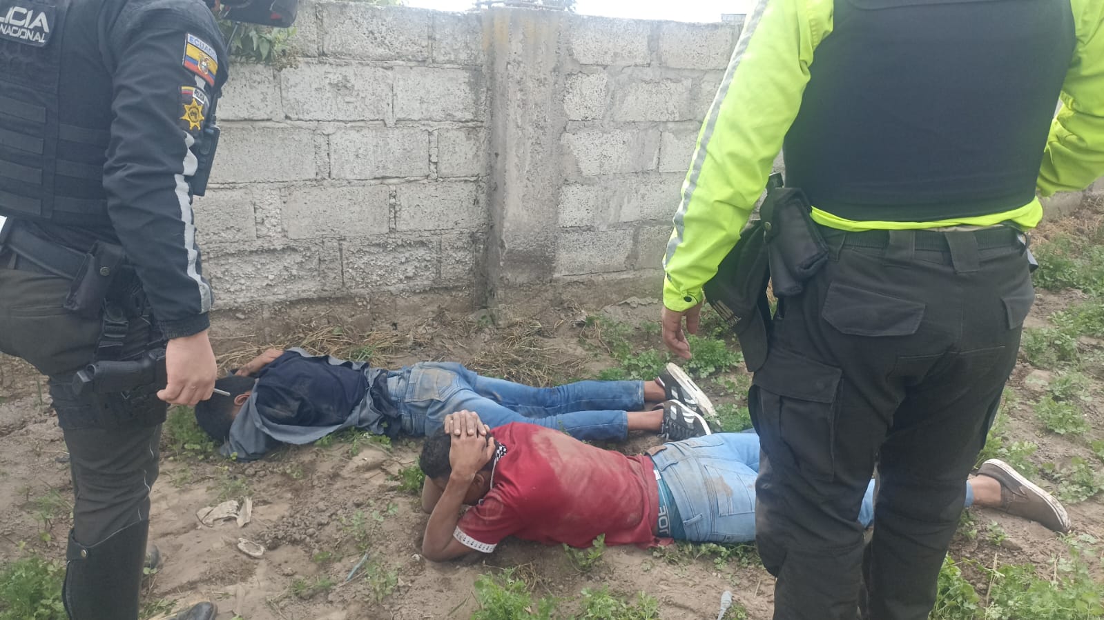 La Policía detuvo a dos de los jóvenes en un terreno baldío cerca a donde cometieron el robo y el CAI.