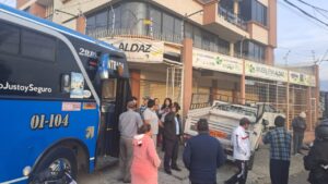 Un bus y una camioneta se chocan tras la pista atlética de Ambato