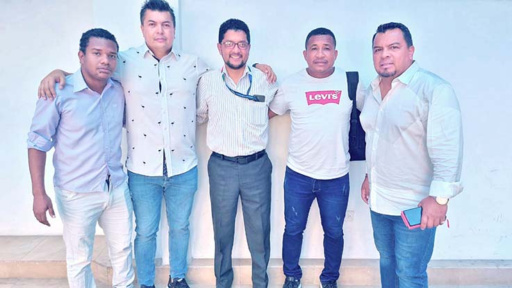 ACUERDO. Dirigentes del club Vargas Torres oficializaron el convenio para jugar en la ‘tierra colorada’.