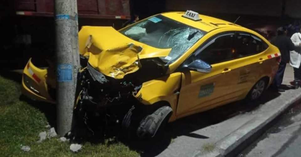En el accidente el taxi se habría estrellado contra un poste de servicio eléctrico.
