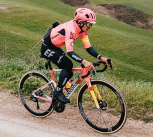 Carapaz y Pogacar se miden en la Strade Bianche