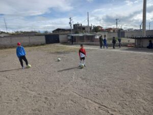 Cursos gratuitos de fútbol y baloncesto en Huachi Grande, Ambato