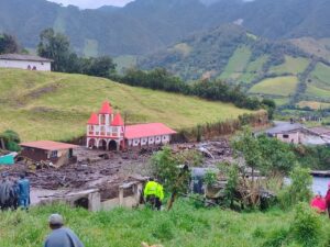 Personas y viviendas afectadas por un deslave en El Carmelo, en Carchi