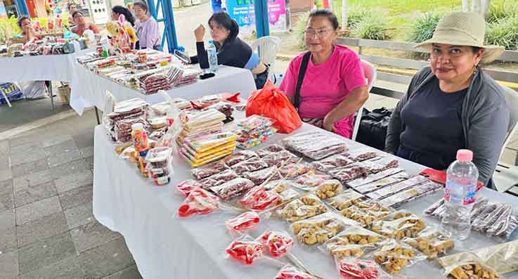 COMERCIO. Habitantes de Alluriquín venden dulces en Santo Domingo.