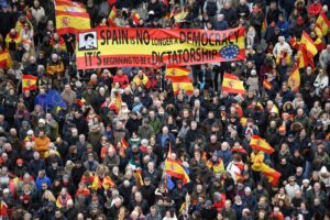 Miles de españoles salieron a las calles para exigir la salida de Pedro Sánchez respaldadas por PP y Vox