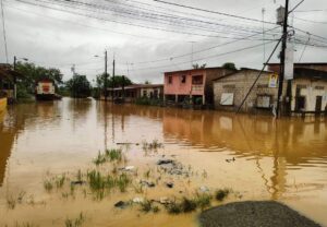 Desbordamiento de ríos causan estragos en Babahoyo