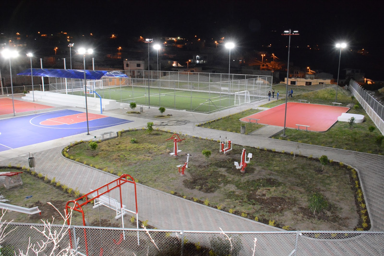 Espacios. Los polideportivos son áreas públicas que conjugan canchas deportivas, juegos infantiles y espacios verdes, principalmente.